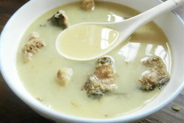 鯽魚湯和豬蹄湯哪個(gè)下奶效果好 鯽魚湯的營(yíng)養(yǎng)在肉里還是在湯里