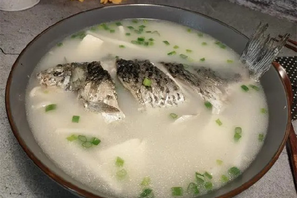 鯽魚湯和豬蹄湯哪個(gè)下奶效果好 鯽魚湯的營(yíng)養(yǎng)在肉里還是在湯里