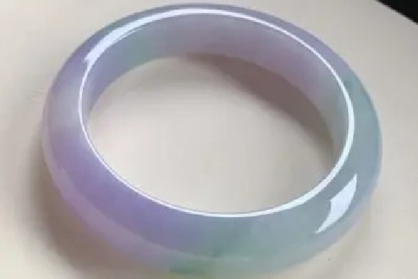 手鐲可以一直帶著不取嗎 手鐲戴多久會(huì)變潤(rùn)