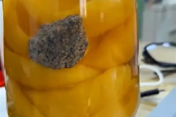 罐頭里面有石頭廠家稱(chēng)是麥飯石 罐頭里面有沒(méi)有防腐劑