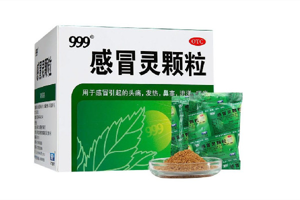 999感冒靈顆粒什么時候吃比較好 999感冒靈顆?？梢钥崭购葐?></p><h3>999感冒靈顆粒適合小孩吃嗎</h3><p>999感冒靈顆粒小兒劑型的小孩子可以吃，大人劑型小孩子不能夠服用。它是一種復合制劑，里面含有很多的西藥成分和中藥成分。對于感冒引起的頭痛、發(fā)熱、流涕、鼻塞、咽喉腫痛癥狀有不錯的緩解的功效，主要有解熱鎮(zhèn)痛的功能。部分的小孩服用之后，會出現(xiàn)不良反應，比如有蕁麻疹、藥物熱，甚至出現(xiàn)有乏力、口渴等癥狀。如果長期服用，可能會影響到肝腎功能。一般小孩子應該服用專用的小兒劑型的999感冒顆粒。</p><p style=