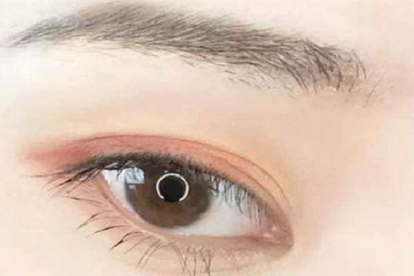五旬男子因剛割雙眼皮開(kāi)車(chē)撞上護(hù)欄 雙眼皮割完后要注意的問(wèn)題有哪些