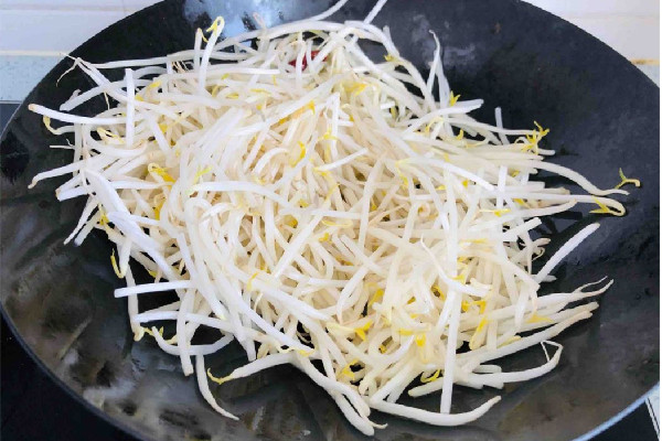 攤販在小便池接水泡發(fā)豆芽 豆芽制作方法